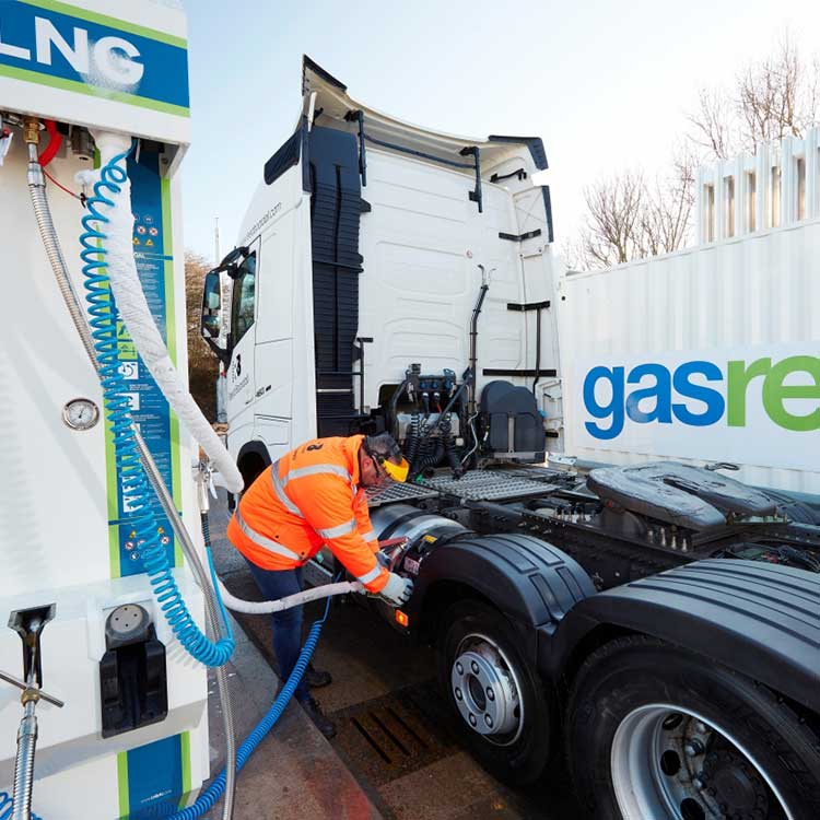 Operator refuelling a truck with LNG