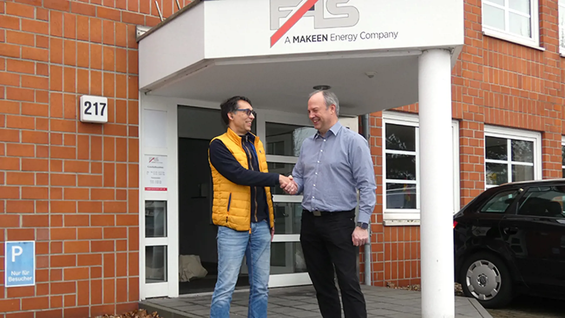 Photo of Lutz and Sebastian shaking hands