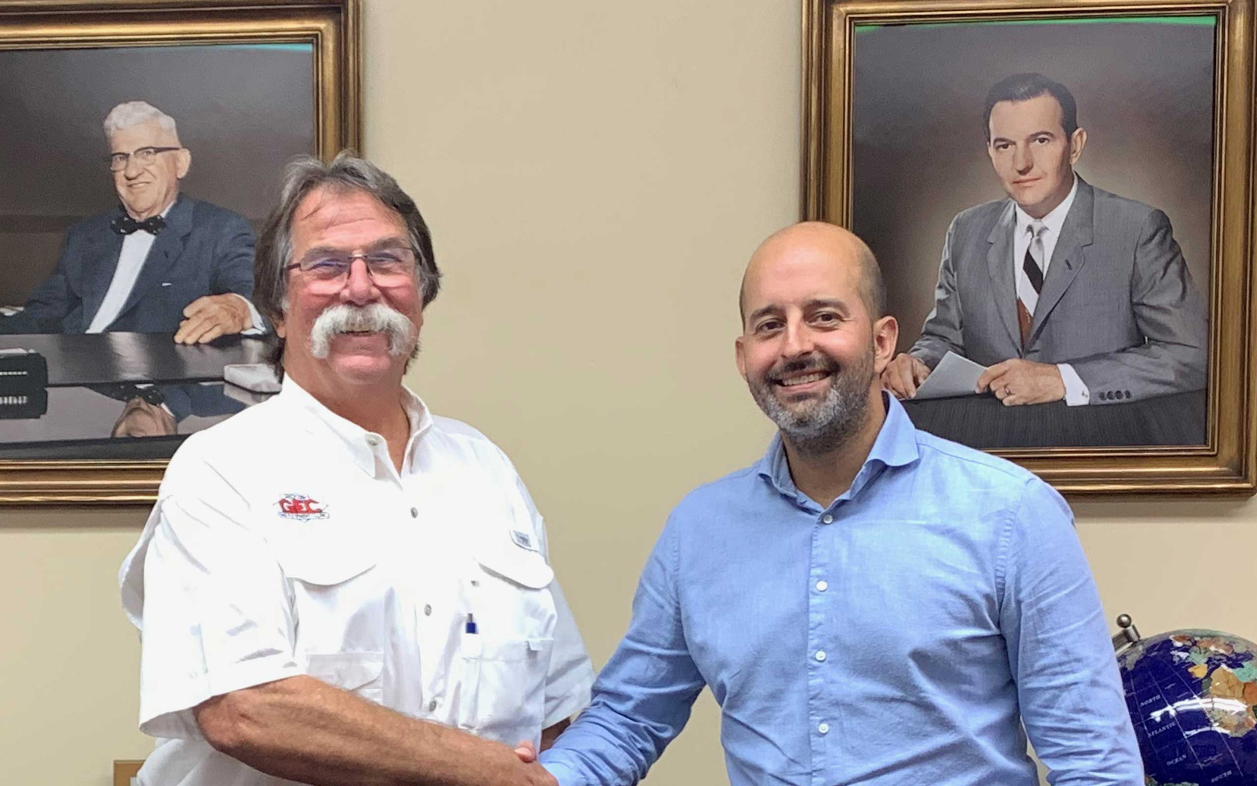 Skeeter LaDue and Gijs Majoor shaking hands