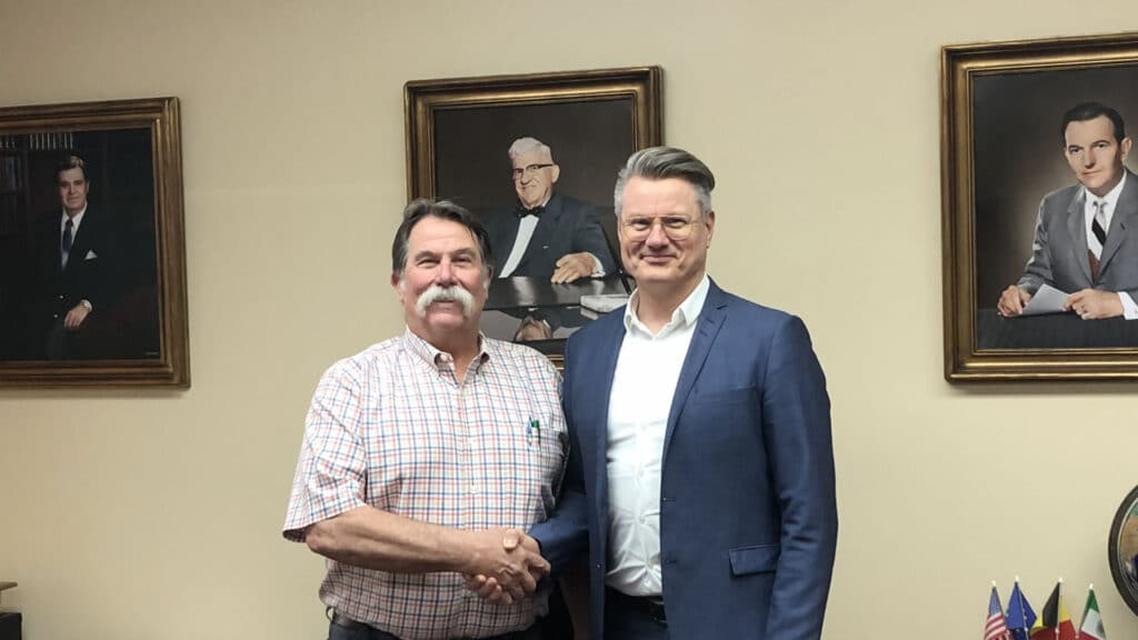 Une photo de Bo Larsen et Skeeter LaDue se serrant la main