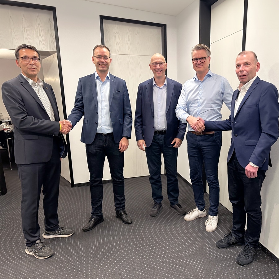 Une photo de la signature de l'accord FAS